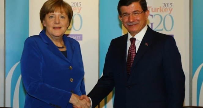 Davutoğlu, Londra'da Merkel'le görüştü
