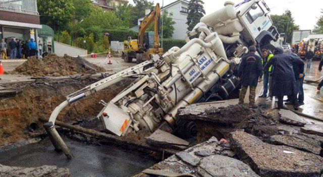 Ankara'da çukura düşen düşene