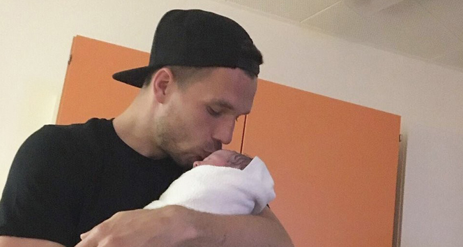 Podolski 2. kez baba oldu