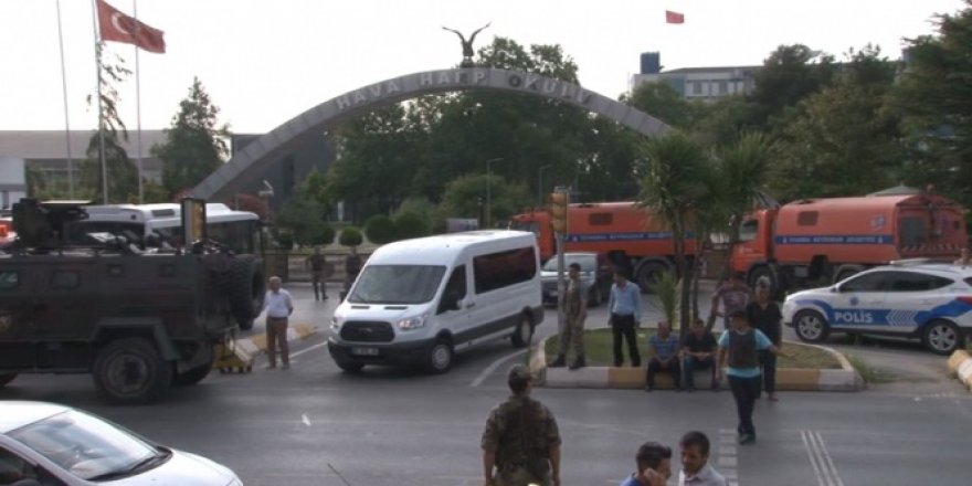 Hava Harp Okulu'na düzenlenen operasyonda biri albay 4 asker gözaltında