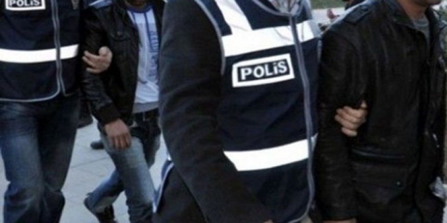 FETÖ’cü 2 komiser evrakları yakarken yakalandı