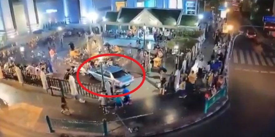 Dua eden kalabalığın içine daldı