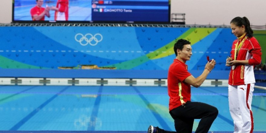 Rio'da Çinli He Zi'ye sürpriz evlilik teklifi