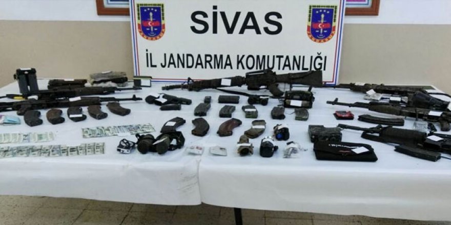 Teröristlerin üzerinden çıkanlar böyle görüntülendi