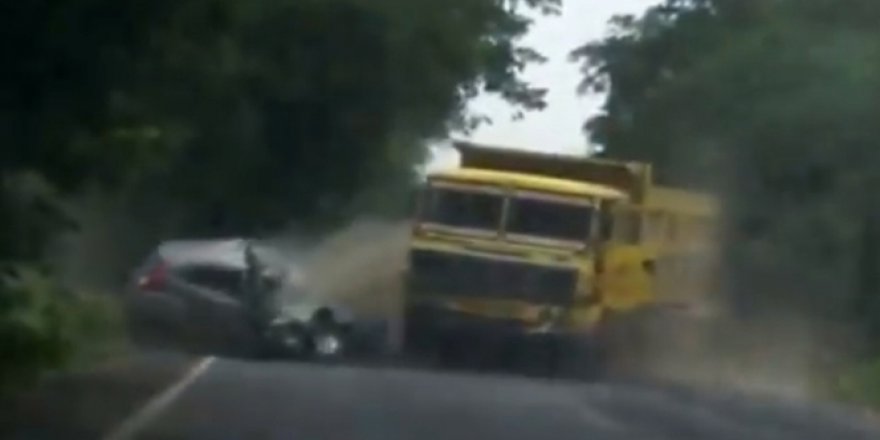 Hindistan'da otomobille kamyon kafa kafaya çarpıştı