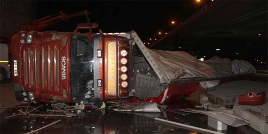 Samsun'da TIR devrildi: 1 yaralı