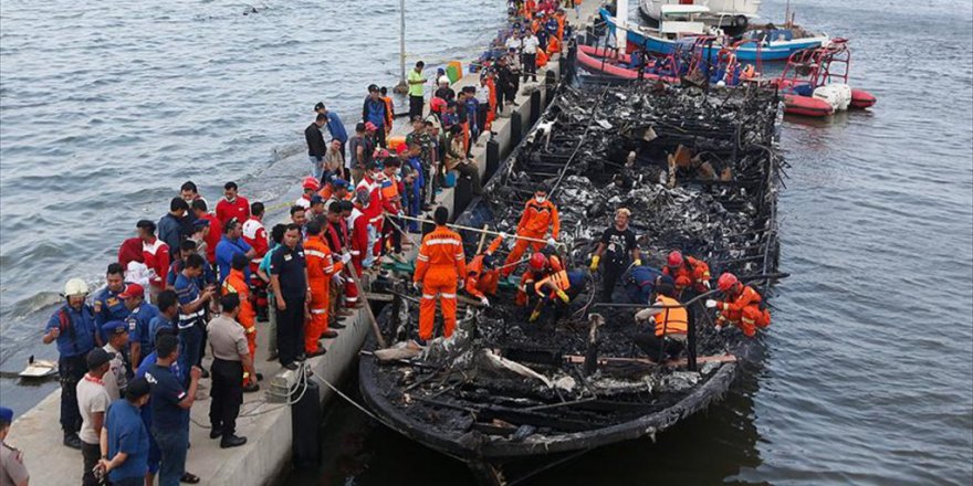 Endonezya'da Yolcu Taşıyan Teknede Yangın Çıktı: 23 Ölü