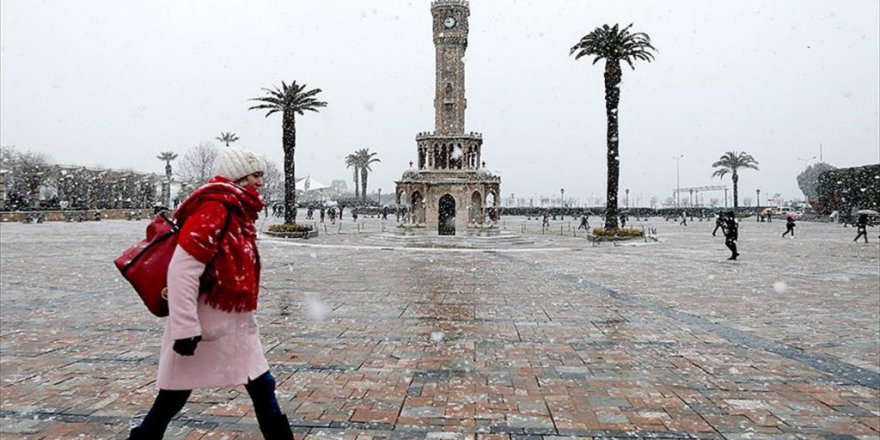 İzmir Beyaza Büründü