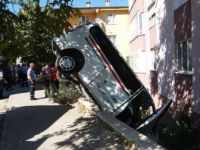 Balıkesir'de Dolmuş Taksi Bahçeye Uçtu: 4 Yaralı