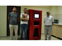 Robot 'Hayamor' Hastaya İlacını Ve Suyunu Verecek
